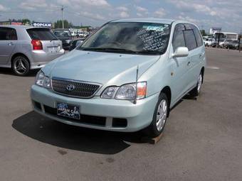 2003 Toyota Gaia Images