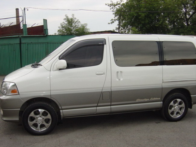 2002 Toyota Grand Hiace Pictures