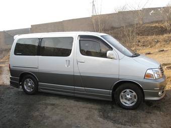 2002 Toyota Grand Hiace Photos