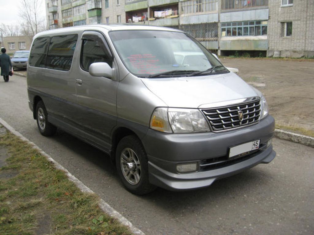 2000 Toyota Granvia