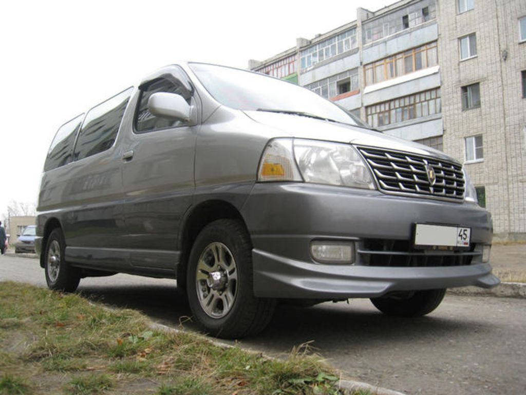 2000 Toyota Granvia