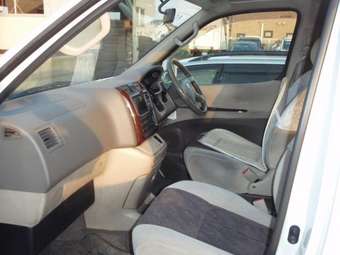 2000 Toyota Granvia Pictures