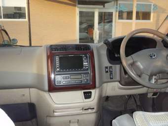 2000 Toyota Granvia Pictures