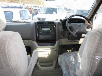 2002 Toyota Granvia Photos