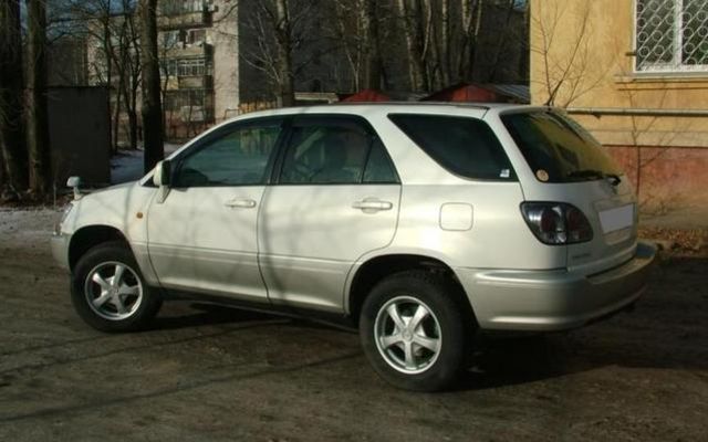 2000 Toyota Harrier