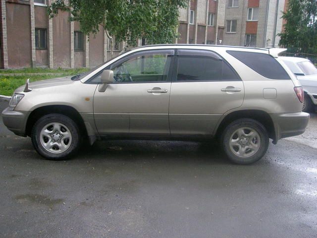 2000 Toyota Harrier