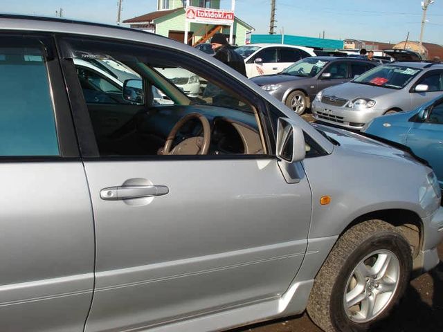 2000 Toyota Harrier