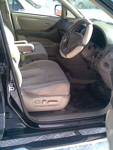 2000 Toyota Harrier