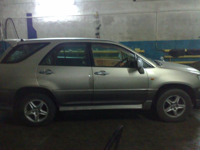 2000 Toyota Harrier