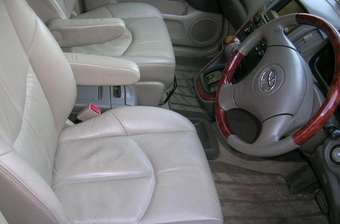 2001 Toyota Harrier Images