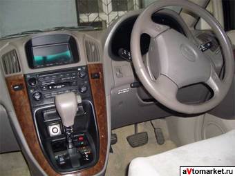 2002 Toyota Harrier Pictures