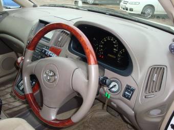 2002 Toyota Harrier Images