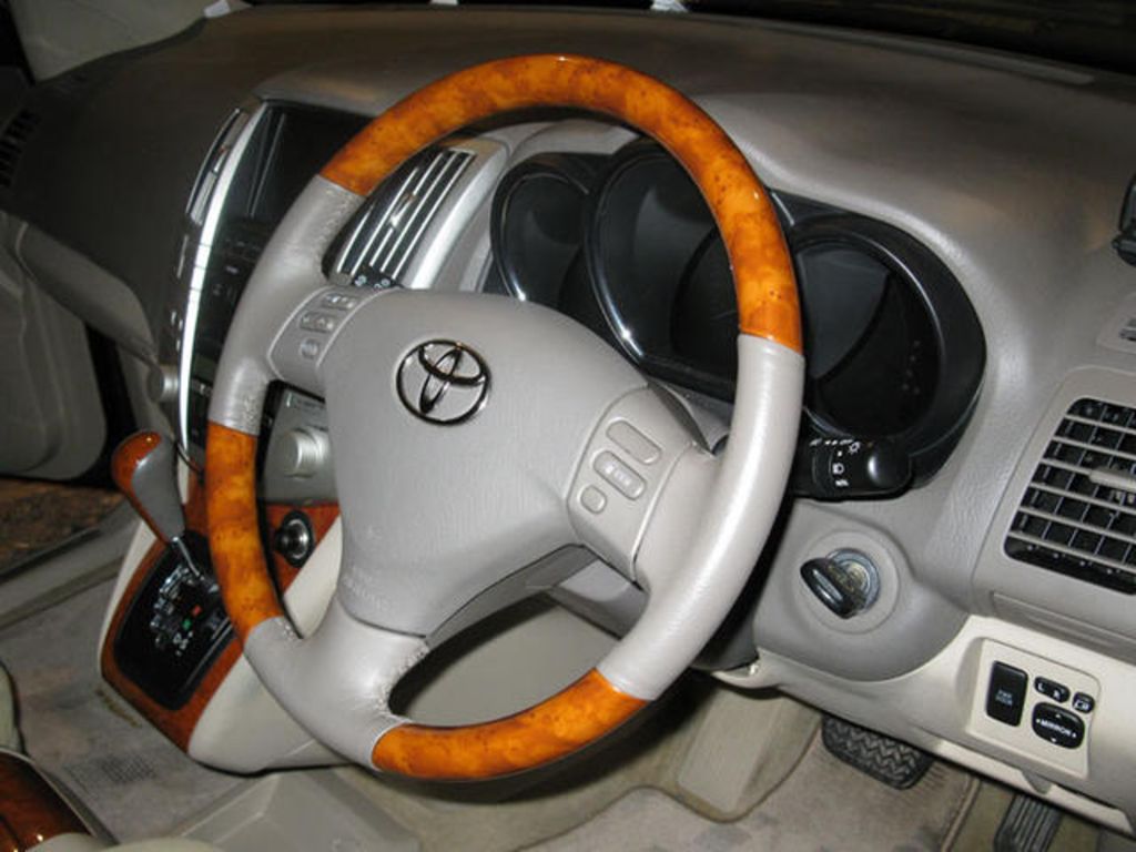 2004 Toyota Harrier