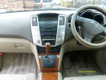 2004 Toyota Harrier Pictures