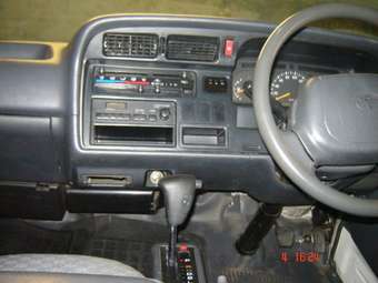 2002 Toyota Hiace Pictures