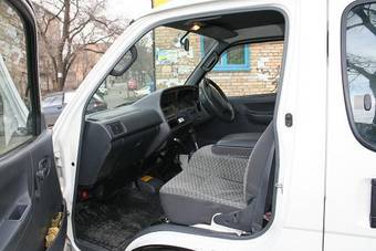 2002 Toyota Hiace Photos