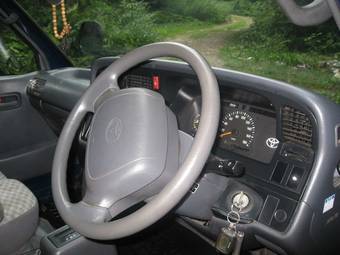 2002 Toyota Hiace Pictures