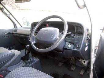 2003 Toyota Hiace Pictures