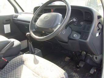 2003 Toyota Hiace Pictures