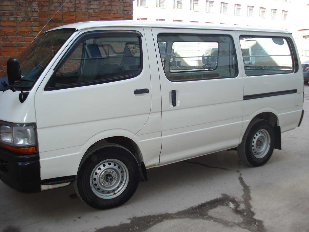 hiace 2003 model