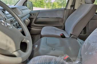 2012 Toyota Hiace Photos