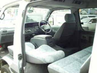 2000 Toyota Hiace Regius Pictures