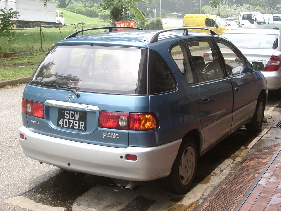 1999 Toyota Ipsum Pictures