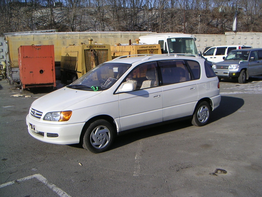 1999 Toyota Ipsum Pics