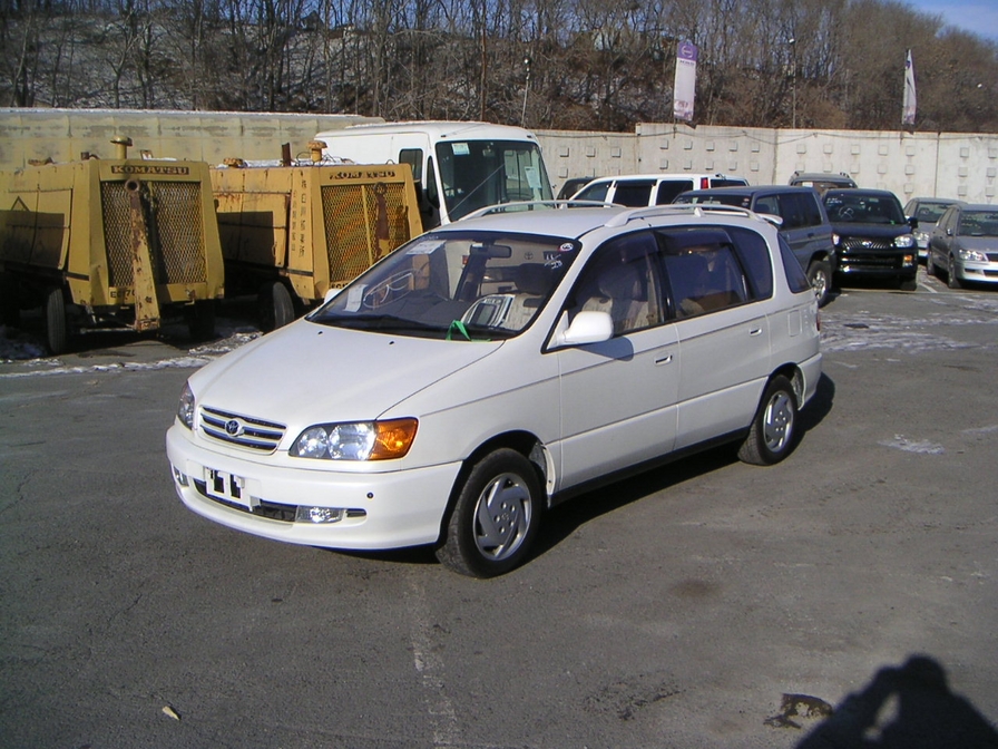 1999 Toyota Ipsum Photos