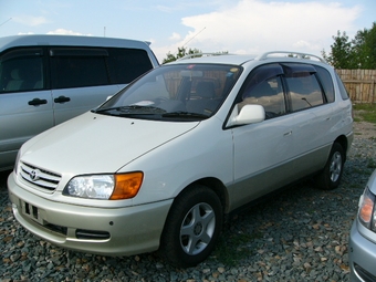 2000 Toyota Ipsum