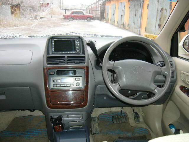 2000 Toyota Ipsum