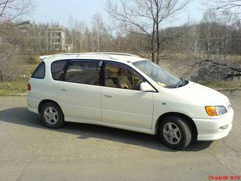 2000 Toyota Ipsum