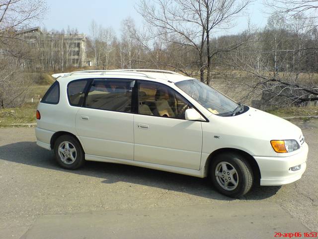 2000 Toyota Ipsum