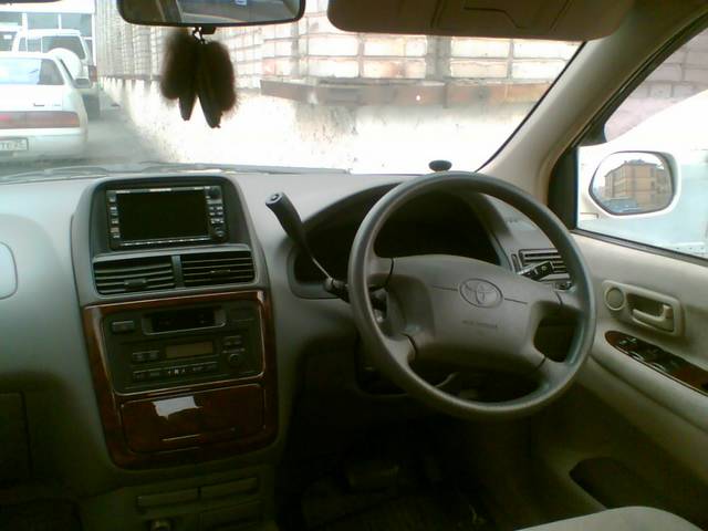2000 Toyota Ipsum