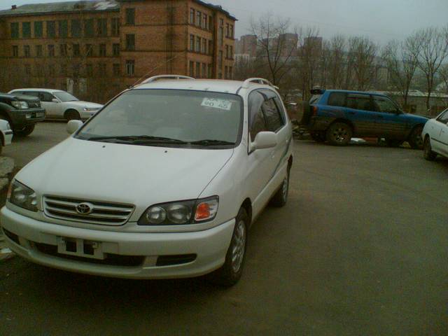 2000 Toyota Ipsum