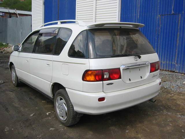 2000 Toyota Ipsum