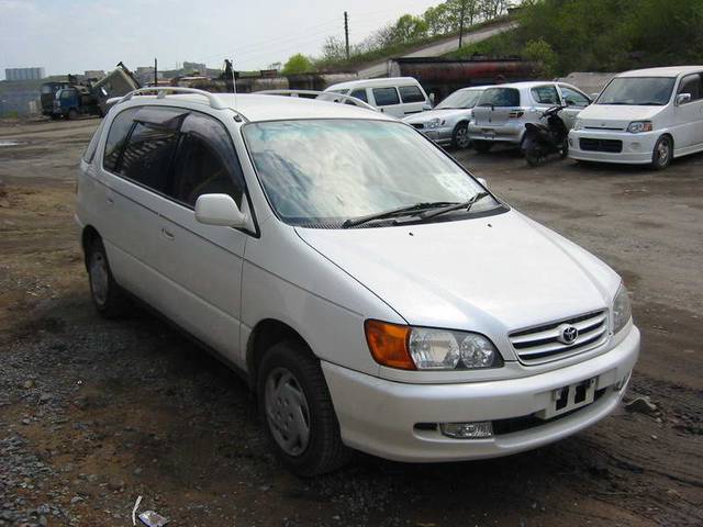 2000 Toyota Ipsum