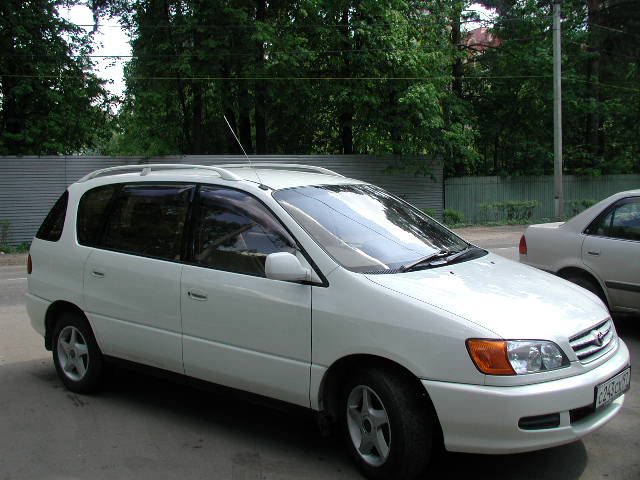 2000 Toyota Ipsum