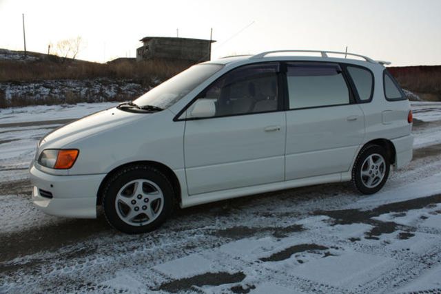 2000 Toyota Ipsum