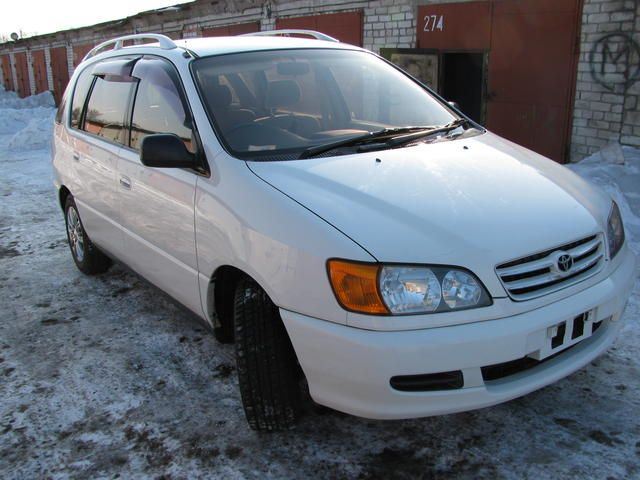 2000 Toyota Ipsum