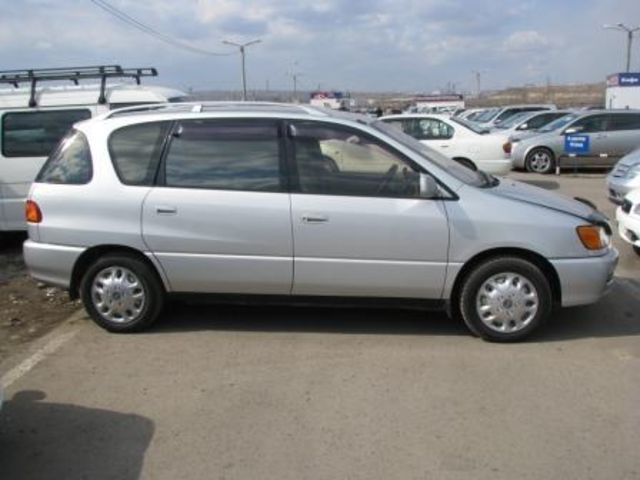 2000 Toyota Ipsum