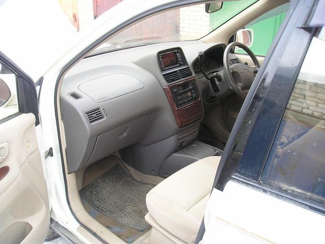 2000 Toyota Ipsum