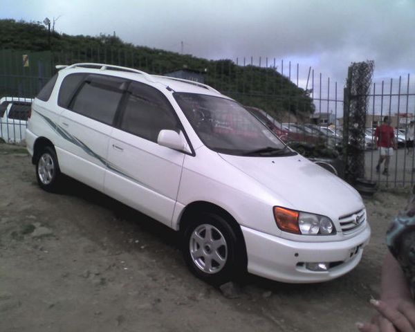 2000 Toyota Ipsum