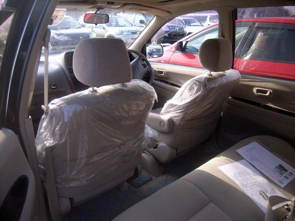 2000 Toyota Ipsum