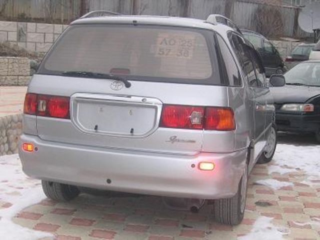 2000 Toyota Ipsum