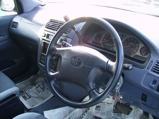 2000 Toyota Ipsum