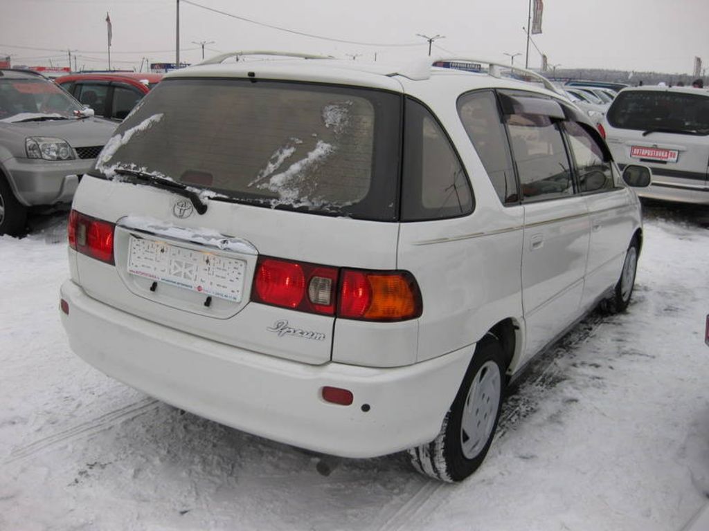 2000 Toyota Ipsum