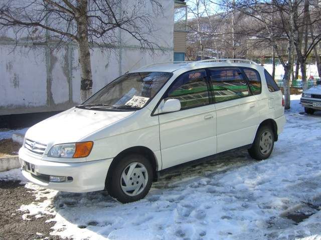 2000 Toyota Ipsum