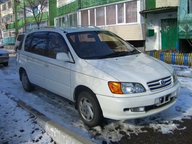 2000 Toyota Ipsum