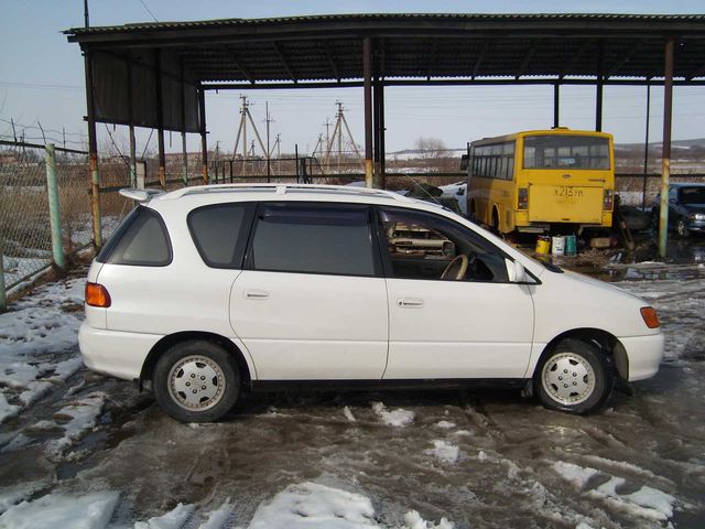 2000 Toyota Ipsum